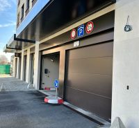 PRENAJATÝ PRENÁJOM nadštandardný 2 izb byt Poprad Karpatská - Vchod do garáže na Karpatskej ulici v Poprade, s parkovacou značkou pre 2-izbový byt.