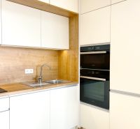 PRENAJATÝ PRENÁJOM nadštandardný 2 izb byt Poprad Karpatská - Kuchynská linka s úložnými skrinkami v 2-izbovom byte, podlaha s dreveným dekorom.