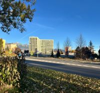 PRENAJATÝ PRENÁJOM nadštandardný 2 izb byt Poprad Karpatská - Jesenná scenéria na Karpatskej ulici v Poprade s panorámou hôr v pozadí.