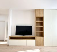 PRENAJATÝ PRENÁJOM nadštandardný 2 izb byt Poprad Karpatská - Obývačka v 2-izbovom byte s televízorom a nábytkom s dreveným dekorom.