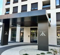 PRENAJATÝ PRENÁJOM nadštandardný 2 izb byt Poprad Karpatská - Vchod bytového domu na Karpatskej ulici v Poprade so záhradnou úpravou pri 2-izbových bytoch.