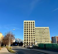 PRENAJATÝ PRENÁJOM nadštandardný 2 izb byt Poprad Karpatská - Budova na Karpatskej ulici v Poprade s výhľadom na Tatry a modrou oblohou.