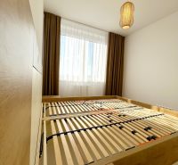 PRENAJATÝ PRENÁJOM nadštandardný 2 izb byt Poprad Karpatská - Spálňa s posteľou a lampou v 2-izbovom byte s podlahou s dreveným dekorom.