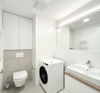 PRENAJATÝ PRENÁJOM nadštandardný 2 izb byt Poprad Karpatská - Kúpeľňa so sprchovacím kútom, umývadlom a práčkou v 2-izbovom byte.