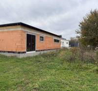 Rodinný dom - bungalov, Teplička nad Váhom - Rodinný dom na ulici Na Kúty v Tepličke nad Váhom s neomietnutou fasádou.