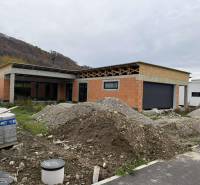 Rodinný dom - bungalov, Teplička nad Váhom - Rodinný dom na stavbe, Teplička nad Váhom, Na Kúty, s hromadami zeminy a stavebného materiálu.