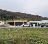 Rodinný dom - bungalov, Teplička nad Váhom - Rodinný dom na ulici Na Kúty v Tepličke nad Váhom s autami a lesnatými kopcami.