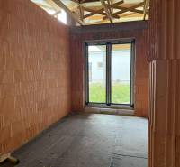 Rodinný dom - bungalov, Teplička nad Váhom - Stavba v rodinnom dome s tehlovými stenami a francúzskym oknom.