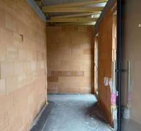 Rodinný dom - bungalov, Teplička nad Váhom - Stavba v rodinnom dome s tehlovými stenami a betónovou podlahou.