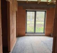 Rodinný dom - bungalov, Teplička nad Váhom - Neúplná stavba s tehlovými stenami a veľkým oknom v rodinnom dome.