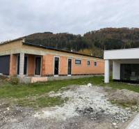 Rodinný dom - bungalov, Teplička nad Váhom - Exteriér rozostavaného rodinného domu na ulici Na Kúty v Tepličke nad Váhom.