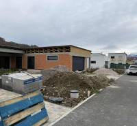 Rodinný dom - bungalov, Teplička nad Váhom - Stavba rodinného domu na ulici Na Kúty v Tepličke nad Váhom so stavebným materiálom pred domom.