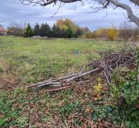Znížená CENA- PREDAJ pozemok na výstavbu rodin.domu Tvrdošovce 1815m2 - Pozemok v Tvrdošovciach vhodný na bývanie, obklopený stromami a zeleňou.