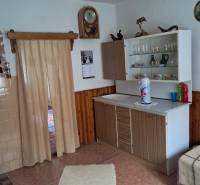 CHALUPA v rekreačnej oblasti ZÁZRIVÁ - 5km od Terchovej - Interiér rodinného domu s jednoduchou kuchyňou, podlahou s dreveným dekorom a závesmi.