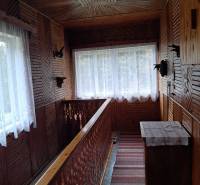 CHALUPA v rekreačnej oblasti ZÁZRIVÁ - 5km od Terchovej - Drevený interiér rodinného domu s dekoratívnym zábradlím a kobercami na chodbe.