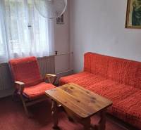 CHALUPA v rekreačnej oblasti ZÁZRIVÁ - 5km od Terchovej - Izba v rodinnom dome s červenými kreslami, stolom a záclonovými závesmi.