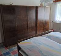 CHALUPA v rekreačnej oblasti ZÁZRIVÁ - 5km od Terchovej - Spálňa v rodinnom dome s posteľou, skriňami a koberec s farebným vzorom.