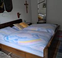 CHALUPA v rekreačnej oblasti ZÁZRIVÁ - 5km od Terchovej - Spálňa v rodinnom dome s dreveným dekorom, veľkým zrkadlom a nástennými dekoráciami.