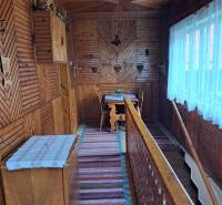 CHALUPA v rekreačnej oblasti ZÁZRIVÁ - 5km od Terchovej - Interiér rodinného domu s podlahou s dreveným dekorom a tradičnými nástennými dekoráciami.