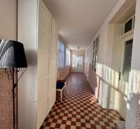 RODINNÝ DOM, HOS. BUDOVA, POZEMOK 467m2, SENICA-KUNOV. - Chodba v rodinnom dome s vzorovanou dlažbou a čiernou lampou.