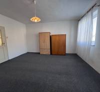 RODINNÝ DOM, HOS. BUDOVA, POZEMOK 467m2, SENICA-KUNOV. - Izba s kobercovou podlahou, bielymi stenami, dvoma skriňami a veľkým oknom.