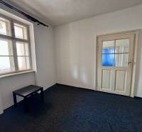 RODINNÝ DOM, HOS. BUDOVA, POZEMOK 467m2, SENICA-KUNOV. - Izba s tmavým stolíkom, oknom a bielymi dverami v rodinnom dome.