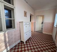 RODINNÝ DOM, HOS. BUDOVA, POZEMOK 467m2, SENICA-KUNOV. - Chodba v rodinnom dome s kachličkovanou podlahou a bielym nábytkom.