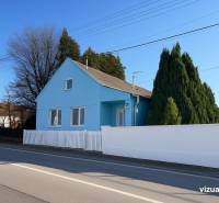 RODINNÝ DOM, HOS. BUDOVA, POZEMOK 467m2, SENICA-KUNOV. - Modrý rodinný dom v Kunove, Senica, pri hlavnej ceste, obklopený zelenými stromami.