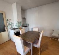 RODINNÝ DOM, HOS. BUDOVA, POZEMOK 467m2, SENICA-KUNOV. - Jedáleň v rodinnom dome s plynovým sporákom a podlahou s dreveným dekorom.