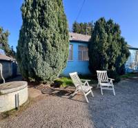 RODINNÝ DOM, HOS. BUDOVA, POZEMOK 467m2, SENICA-KUNOV. - Rodinný dom na ulici Kunov, Senica, s kreslami a studňou na dvore.