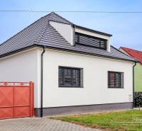 3-izbový moderne zrekonštruovaný rodinný dom v obci Jaslovské Bohunice - Rodinný dom na Orechovej ulici v Jaslovských Bohuniciach s bielou fasádou a čiernou strechou.