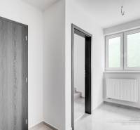 3-izbový moderne zrekonštruovaný rodinný dom v obci Jaslovské Bohunice - Interiér Rodinného domu s bielymi stenami, plastovými oknami a dverami s dreveným dekorom.