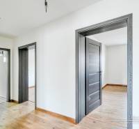 3-izbový moderne zrekonštruovaný rodinný dom v obci Jaslovské Bohunice - Interiér rodinného domu s podlahou s dreveným dekorom a bielymi stenami.