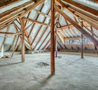 3-izbový moderne zrekonštruovaný rodinný dom v obci Jaslovské Bohunice - Podkrovie rodinného domu s drevenými trámami a neopracovanou podlahou.