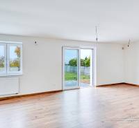 3-izbový moderne zrekonštruovaný rodinný dom v obci Jaslovské Bohunice - Svetlá miestnosť s podlahou s dreveným dekorom v rodinnom dome, veľké okná, vstup na terasu.