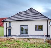 3-izbový moderne zrekonštruovaný rodinný dom v obci Jaslovské Bohunice - Rodinný dom na Orechovej ulici v Jaslovských Bohuniciach s terasou a trávnikom.