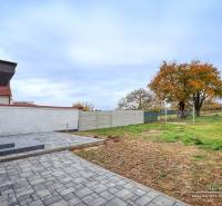 3-izbový moderne zrekonštruovaný rodinný dom v obci Jaslovské Bohunice - Exteriér rodinného domu na Orechovej ulici v Jaslovských Bohuniciach s terasou a záhradou.