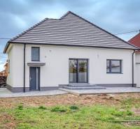 3-izbový moderne zrekonštruovaný rodinný dom v obci Jaslovské Bohunice - Rodinný dom na Orechovej ulici v Jaslovských Bohuniciach s trávnatým dvorom a spevnenými chodníkmi.