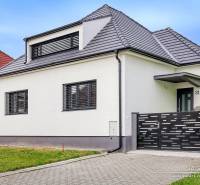 3-izbový moderne zrekonštruovaný rodinný dom v obci Jaslovské Bohunice - Rodinný dom na Orechovej ulici v Jaslovských Bohuniciach s modernou strechou a plotom.