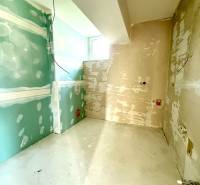 NOVÝ 2 - IZB. BYT (63m2), SENICA - SADOVÁ - Nedokončená miestnosť v 2-izbovom byte s holými stenami a oknom.