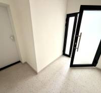 NOVÝ 2 - IZB. BYT (63m2), SENICA - SADOVÁ - Vstupná chodba v 2-izbovom byte s presklenými dverami.