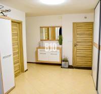 Rodinný dom Čierne pri Čadci + pozri video - Interiér rodinného domu s drevenými dverami, zrkadlom a dlažbou.