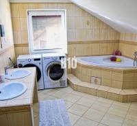 Rodinný dom Čierne pri Čadci + pozri video - Kúpeľňa s vaňou, dvomi umývadlami, práčkou a sušičkou v rodinnom dome.