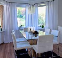 Rodinný dom Čierne pri Čadci + pozri video - Jedálenský kút s presvetleným interiérom, skleneným stolom a bielymi stoličkami.