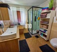 Rodinný dom Čierne pri Čadci + pozri video - Kúpeľňa v rodinnom dome s umývadlom, sprchovacím kútom a regálom na uteráky.