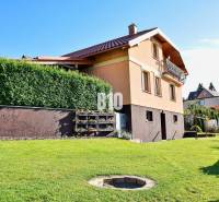 Rodinný dom Čierne pri Čadci + pozri video - Rodinný dom v Čadci so zeleným dvorom, živým plotom a pohodlnou terasou.