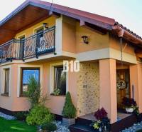 Rodinný dom Čierne pri Čadci + pozri video - Rodinný dom v Čiernom s balkónom, kamennou fasádou a upravenou záhradou.