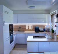 Rodinný dom Čierne pri Čadci + pozri video - Kuchyňa v rodinnom dome so zabudovanými spotrebičmi, varnou doskou a drevenou pracovnou doskou.