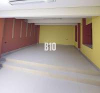 PRENÁJOM: Obchodný priestor 111m2 v centre Čadce - Obchodné priestory s farebnými stenami a schodmi, podlaha s hladkým povrchom.