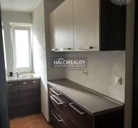 Prenájom, trojizbový byt Prievidza, Staré Sídlisko, ... - Kuchyňa v 3-izbovom byte s tmavými skrinkami a oknom.